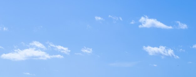 Fondo de cielo azul con nubes