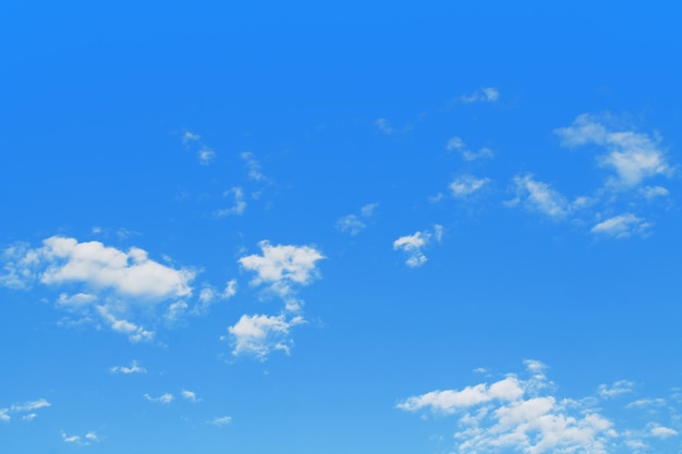 Foto fondo de cielo azul con nubes