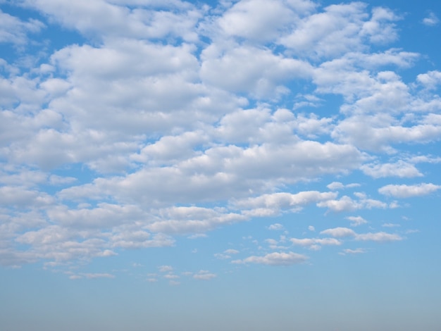 Fondo de cielo azul con nubes