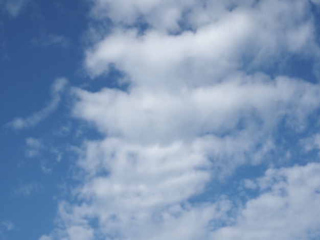 Fondo de cielo azul con nubes