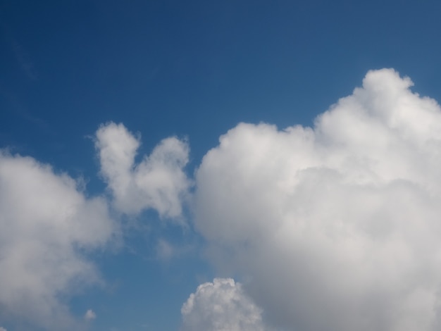 Fondo de cielo azul con nubes