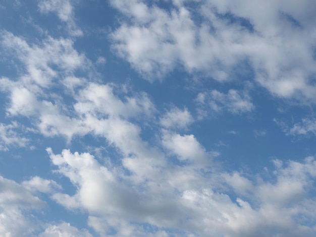 Fondo de cielo azul con nubes