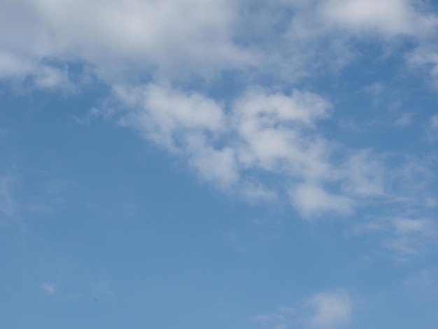 Fondo de cielo azul con nubes