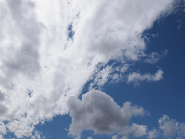 Fondo de cielo azul con nubes