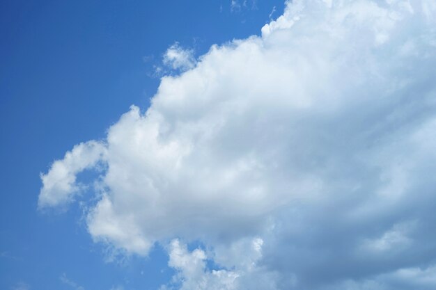 fondo de cielo azul con nubes.
