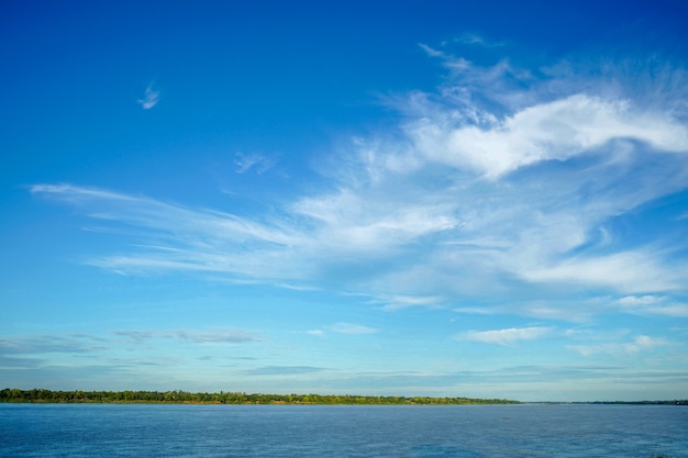 fondo de cielo azul con nubes.