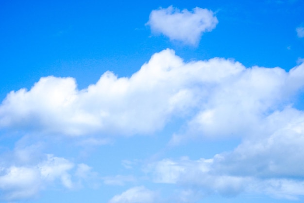 Fondo de cielo azul con nubes 