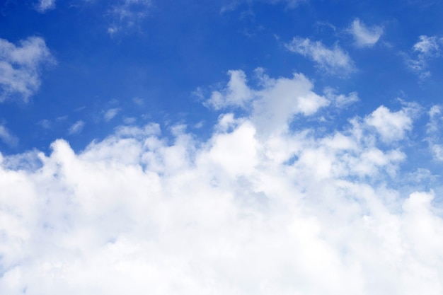 Fondo de cielo azul con nubes.