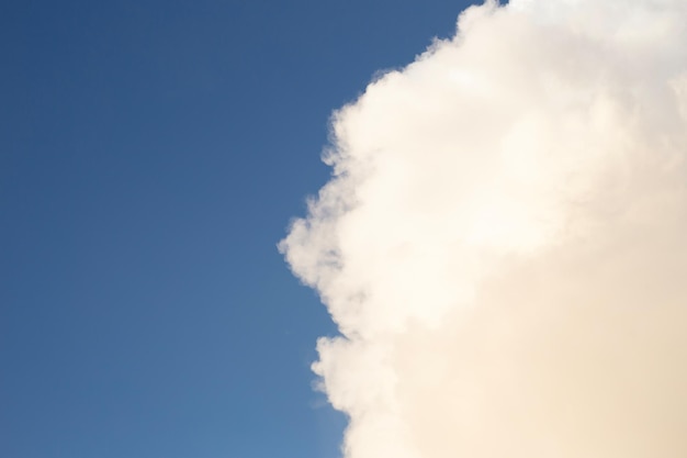 Fondo de cielo azul con nubes