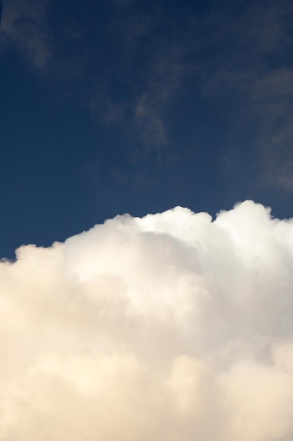 Fondo de cielo azul con nubes