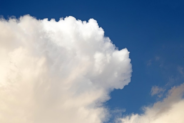 Fondo de cielo azul con nubes