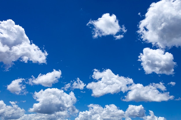 Fondo de cielo azul con nubes