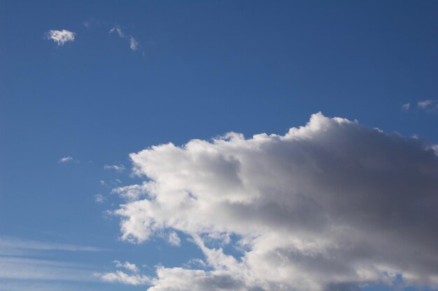 Fondo de cielo azul con nubes