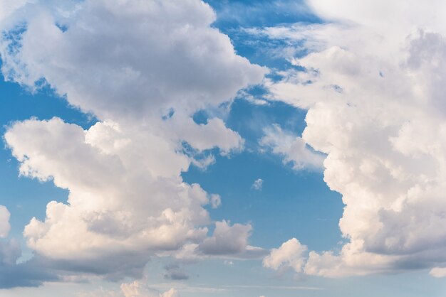 Fondo de cielo azul con nubes