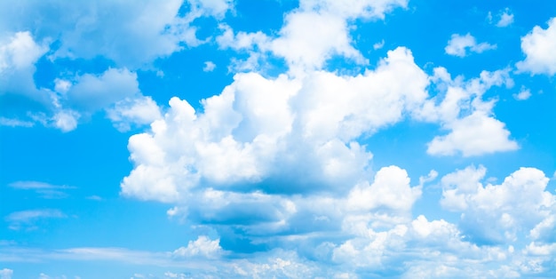 Fondo de cielo azul con nubes 