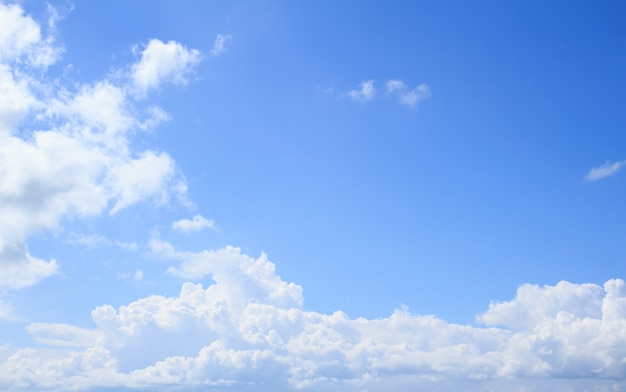 Fondo de cielo azul y nubes