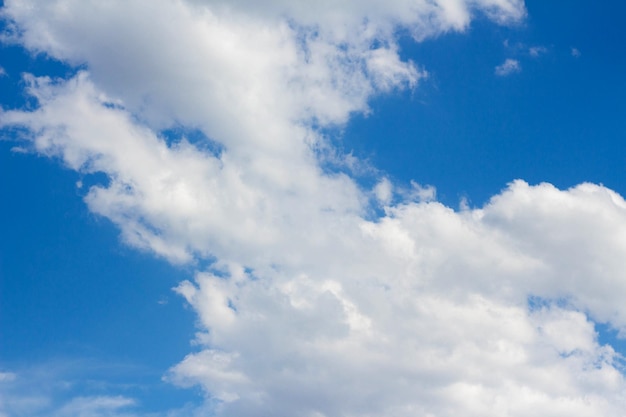 Fondo de cielo azul con nubes 