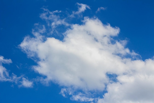 Fondo de cielo azul con nubes 