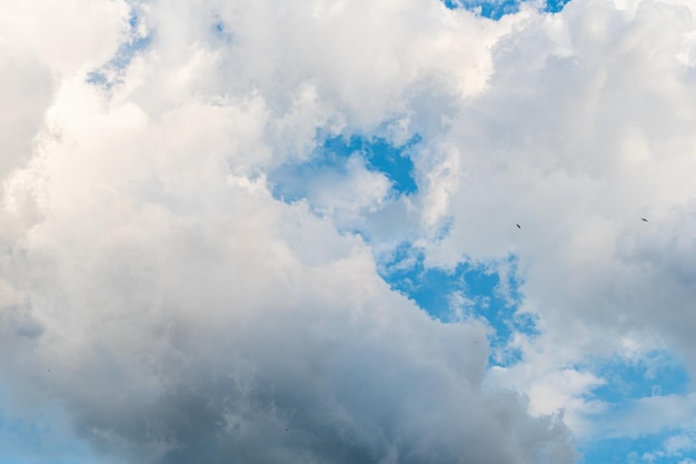 Fondo de cielo azul con nubes 