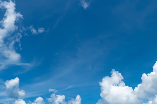 El fondo del cielo azul y las nubes