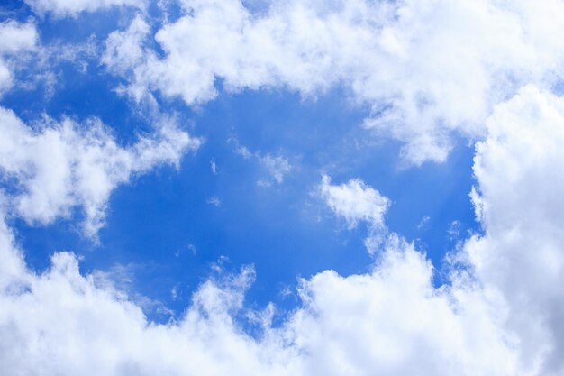 Fondo de cielo azul con nubes 