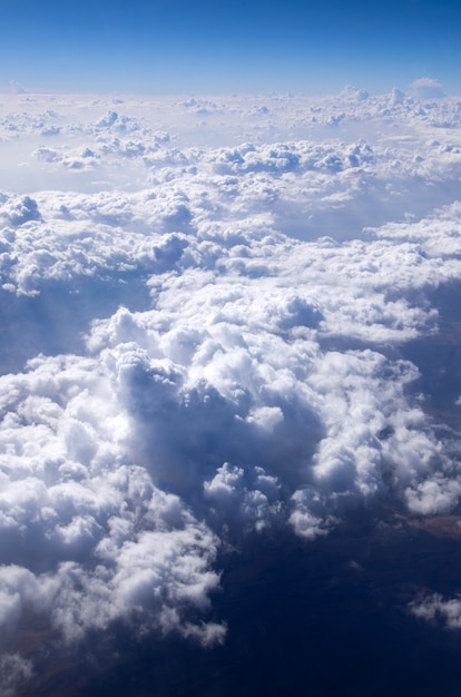 Fondo de cielo azul con nubes