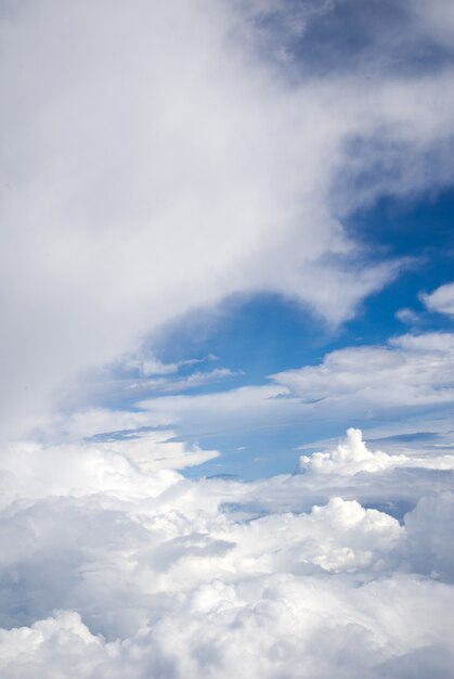 Fondo de cielo azul y nubes