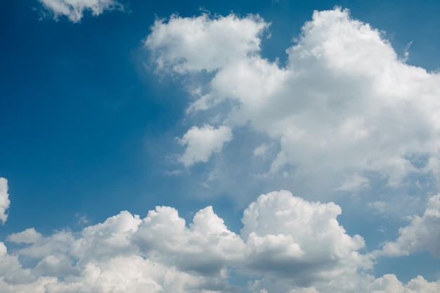 Fondo de cielo azul con nubes 