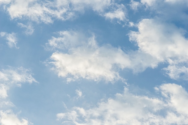 Fondo de cielo azul nublado de naturaleza