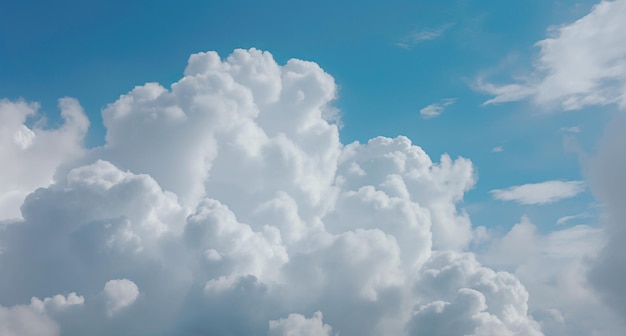 Fondo de cielo azul nublado Nubes rizadas esponjosas luz natural apagada generada por la IA Bandera de encabezado