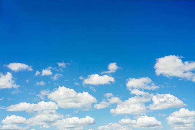 Fondo de cielo azul nublado