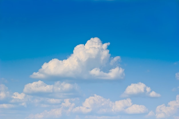 Fondo de cielo azul con nublado.