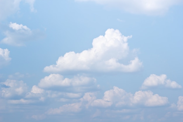 Fondo de cielo azul con nublado.