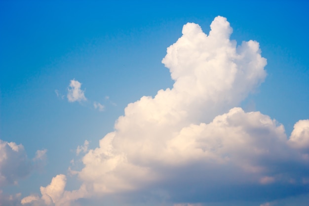 Fondo de cielo azul con nublado.