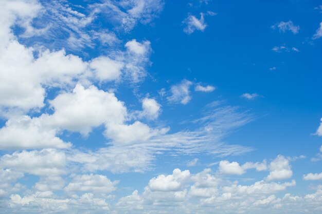 Fondo de cielo azul con nublado.