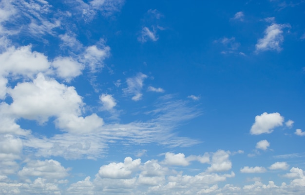 Fondo de cielo azul con nublado.