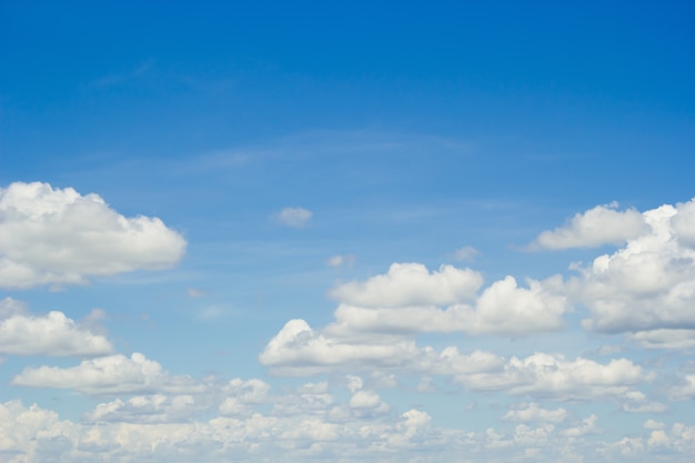 Fondo de cielo azul con nublado.