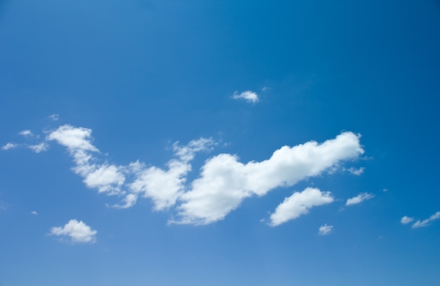 Fondo de cielo azul con nublado.