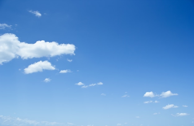 Fondo de cielo azul con nublado.