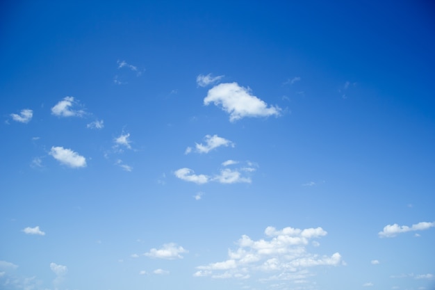 Fondo de cielo azul con nublado.