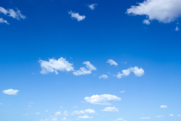 Fondo de cielo azul con nublado.