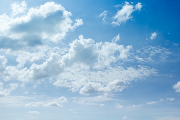 Fondo de cielo azul con nublado.