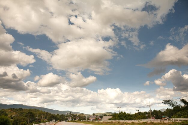 Fondo de cielo azul con nublado.