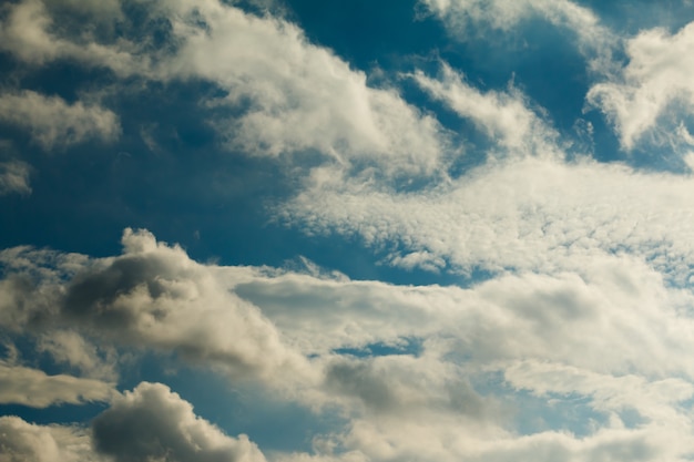 Fondo de cielo azul con nublado.