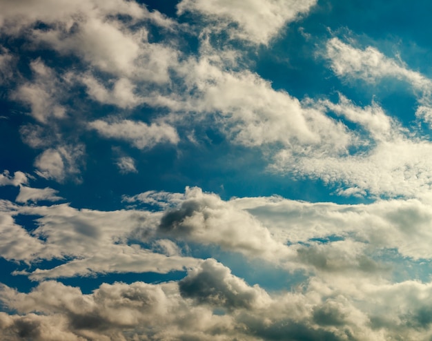 Fondo de cielo azul con nublado.