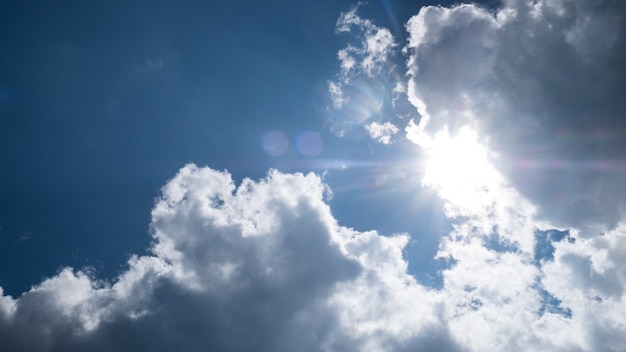 Fondo de cielo azul con nublado