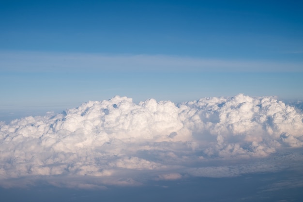 Fondo de cielo azul con nublado