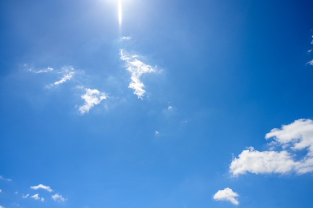 Foto fondo de cielo azul nublado