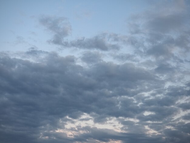 Fondo de cielo azul oscuro con nubes