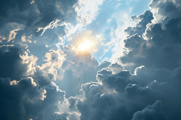 Foto fondo de cielo azul con pequeñas nubes y rayos de sol fondo de la naturaleza